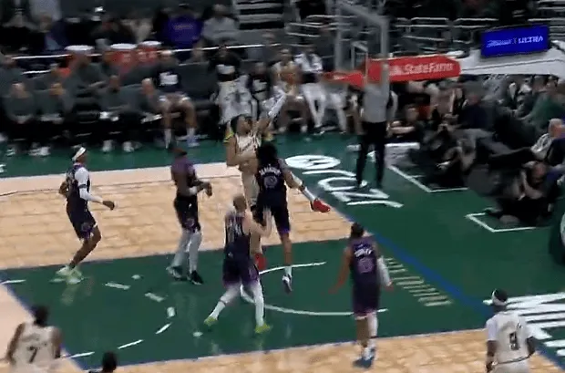 kaiyun-字母哥突破上篮打进，雄鹿打出一波10-0追到20分以内