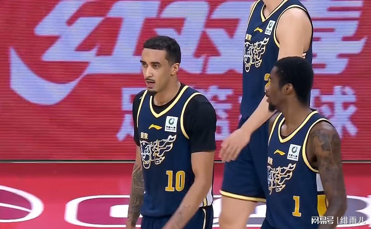 开云体育下载电脑版-恭喜杜锋！广东队迎来内线补强机会，美国男篮主力中锋可能加盟？