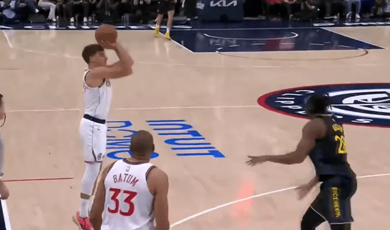 波格丹时隔一个月进入轮换，首节上来就在45度角命中三分